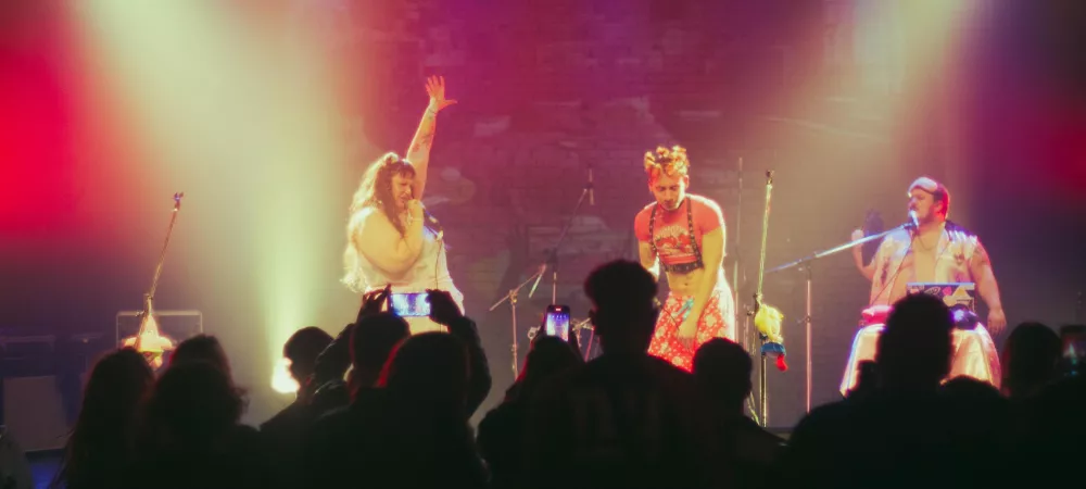 Foto de la banda en el legítimo escenario del centro Cultural Rojas en el Ciclo Visage.