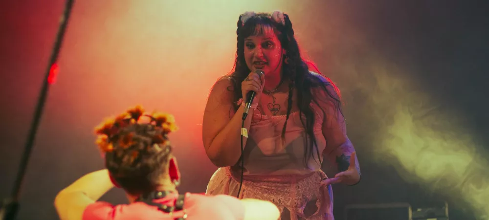 Verena Toledo (Brillitxs) en escena.