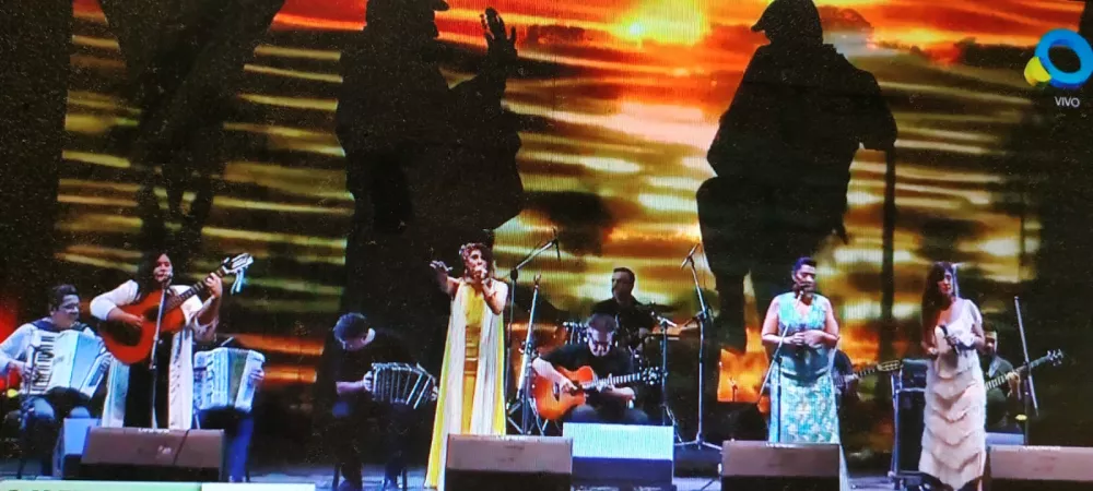 Lau Giménez Vargas, Claudia Madeo y Daniela Altamirano (de izq. a der.) presentando "Mujeres argentinas homenajean a Ramona Galarza" en la fiesta de Chamamé