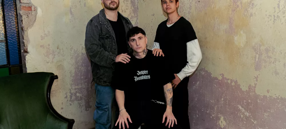 Cabech y su banda posando en una habitación