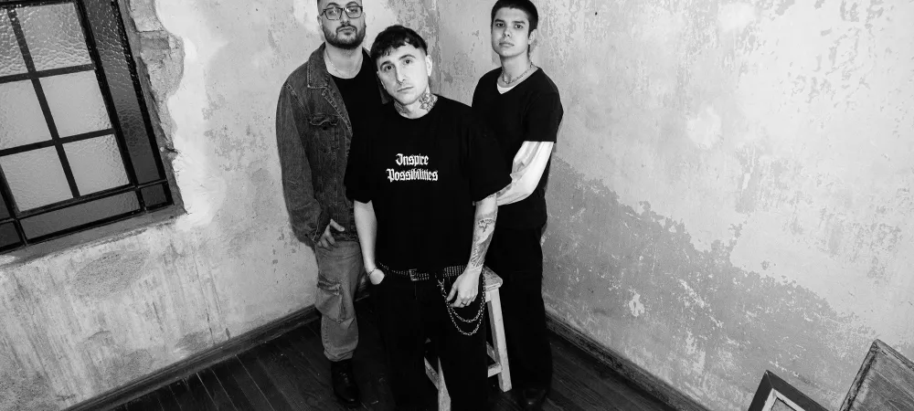 Cabech y su banda posando en una habitación, en blanco y negro
