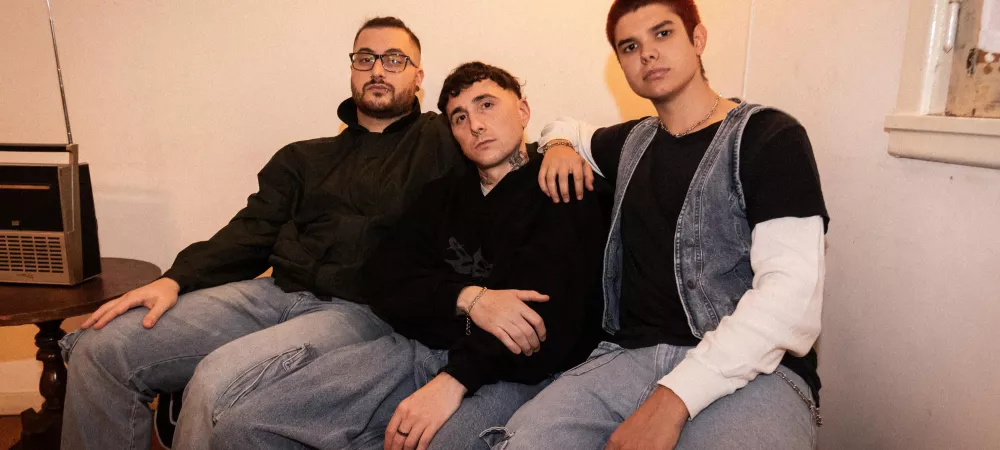 Cabech y su banda posando en una habitación