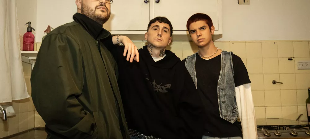 Cabech y su banda posando en una habitación