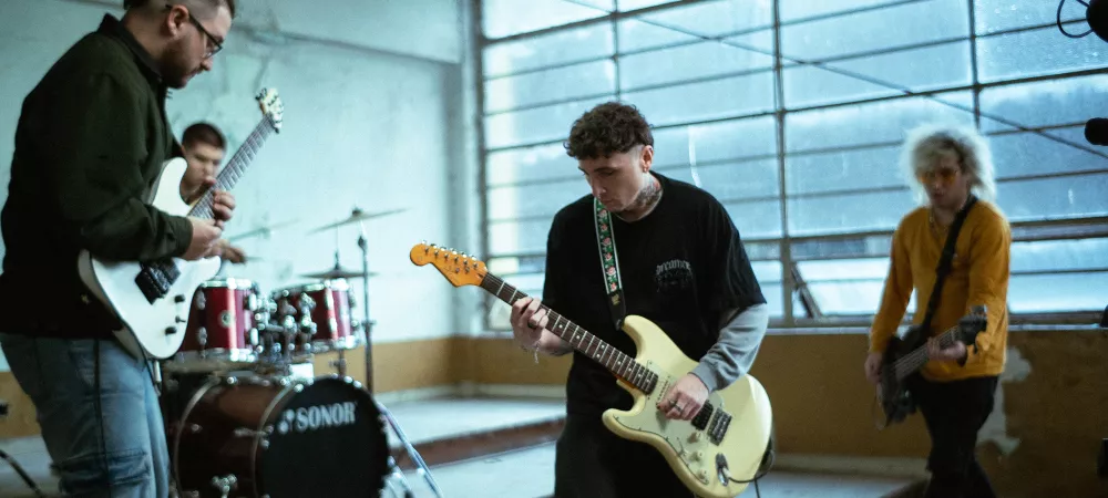 La banda de cabech tocando para uno de sus videoclips
