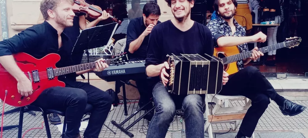 banda en plaza Serrano