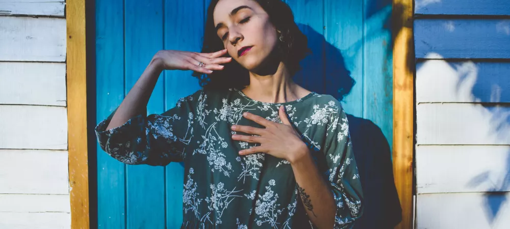 imagen horizontal de caro posando con los ojos cerrados