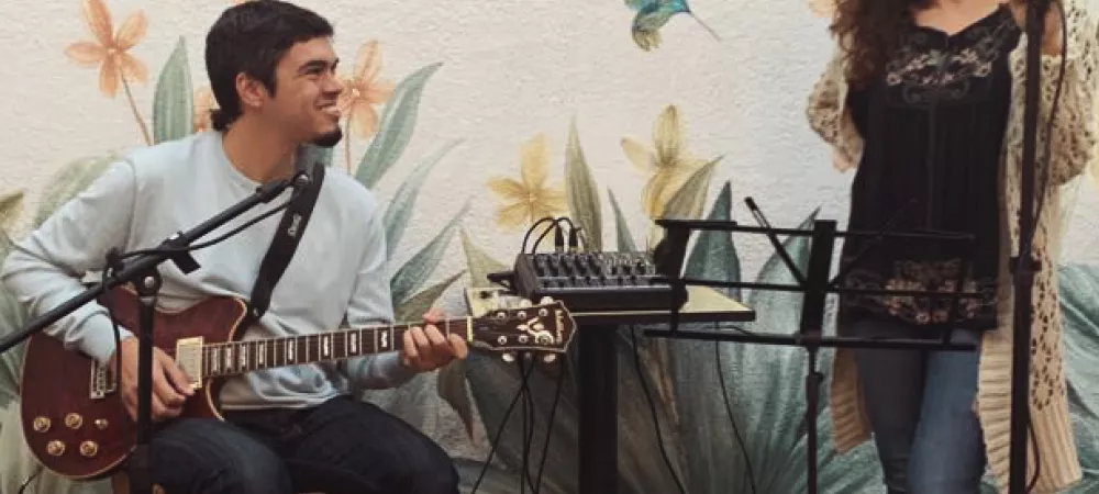 show electroactustico en bar La Faustina