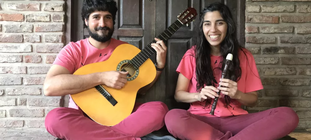 sol y nico con instrumentos, guitarra y flauta