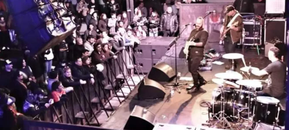 La banda cresta tocando en vivo