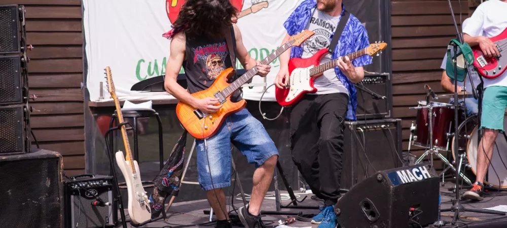 Santi, guitarra.