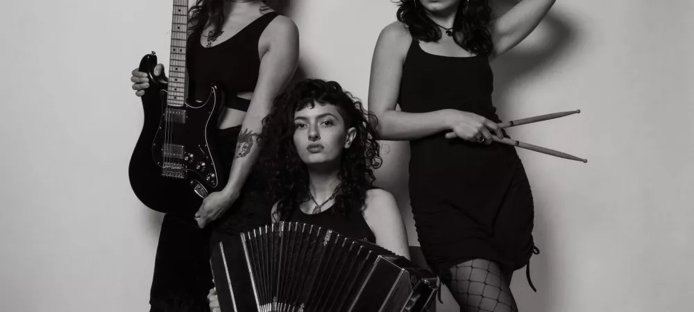 Trío femenino de bandoneón, guitarra y batería
