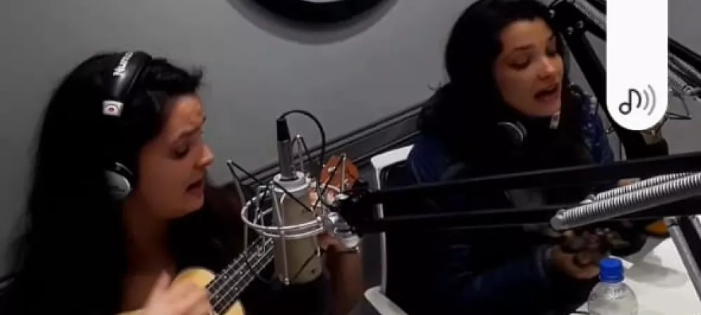 Radio streaming. Dee Jeey salta