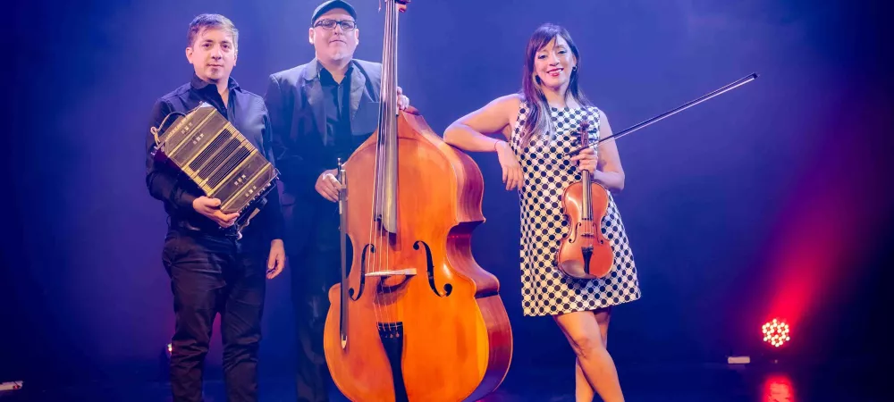 El power trio de Tango posando con sus instrumentos