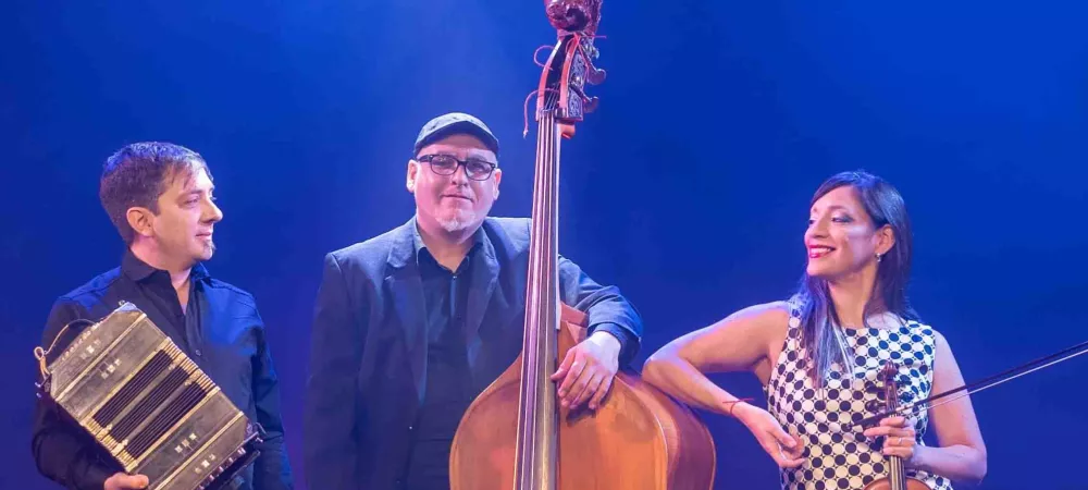 El power trio de Tango posando con sus instrumentos