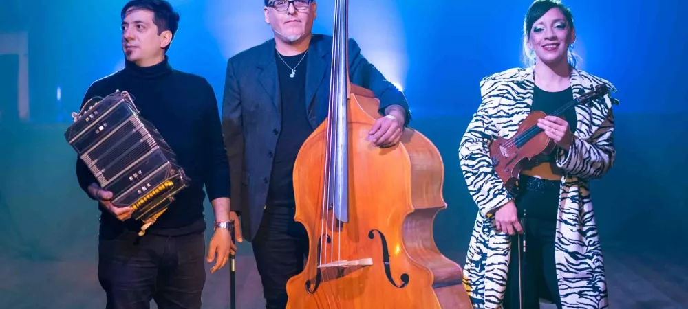 El power trio de Tango posando con sus instrumentos