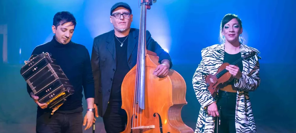 El power trio de Tango posando con sus instrumentos