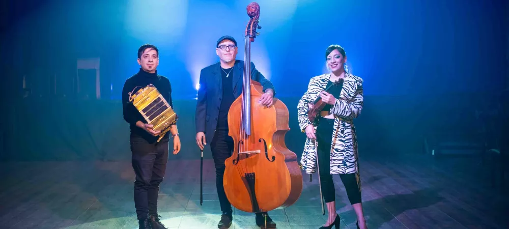 El power trio de Tango posando con sus instrumentos