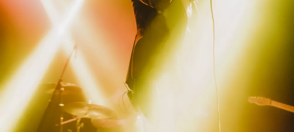 MARCI, EL CANTANTE, ENTRE LUCES DE UN ESCENARIO DURANTE UN SHOW EN LA PLATA