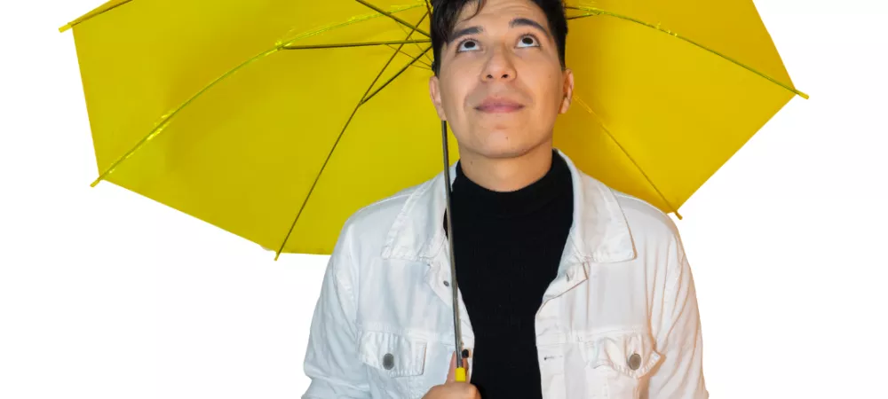 Foto de frente mirando hacia arriba con Paraguas