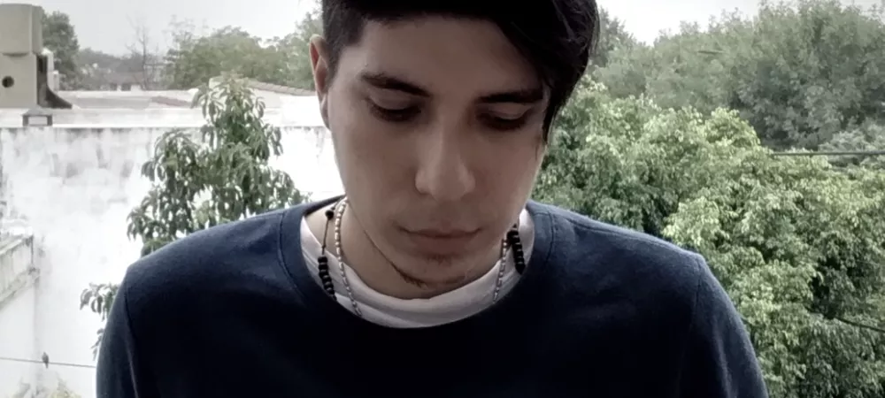 Foto de frente con paisaje de fondo