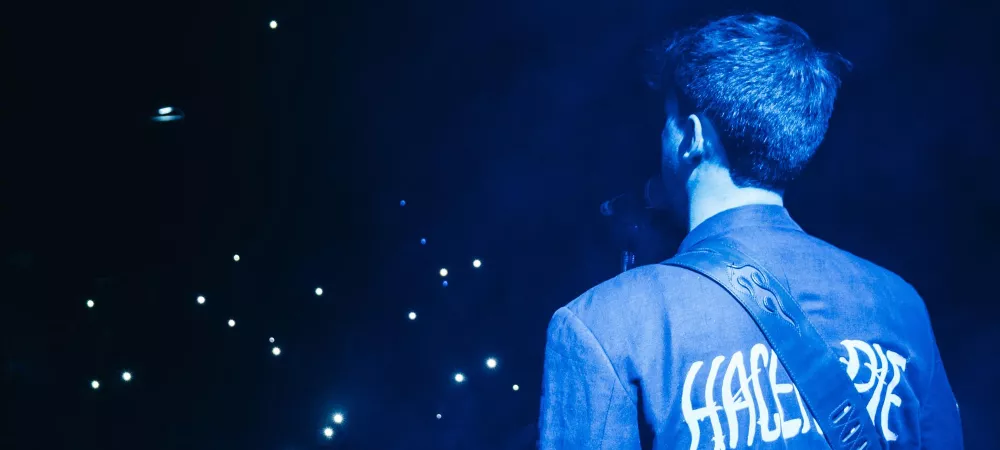 Franco Bologna, cantante de la banda en show