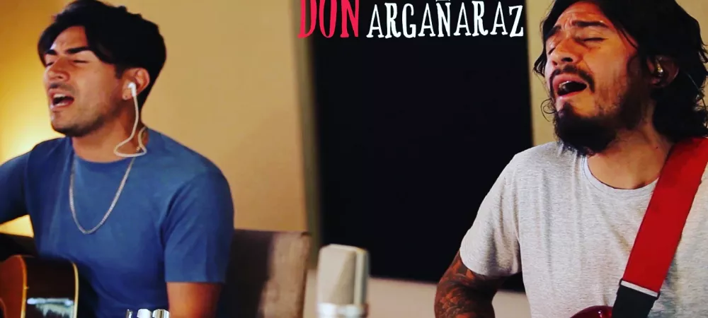 Diego y Nico Argañaraz, se criaron en el seno de un pueblo Santiagueño llamado Gramilla, entre el monte, sus costumbres y tradiciones. Desde niños, las usanzas y los buenos valores forjaron sus sentimientos, para volcarlos luego, en sus canciones.