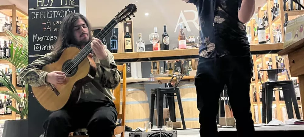 Tocando para una vinoteca