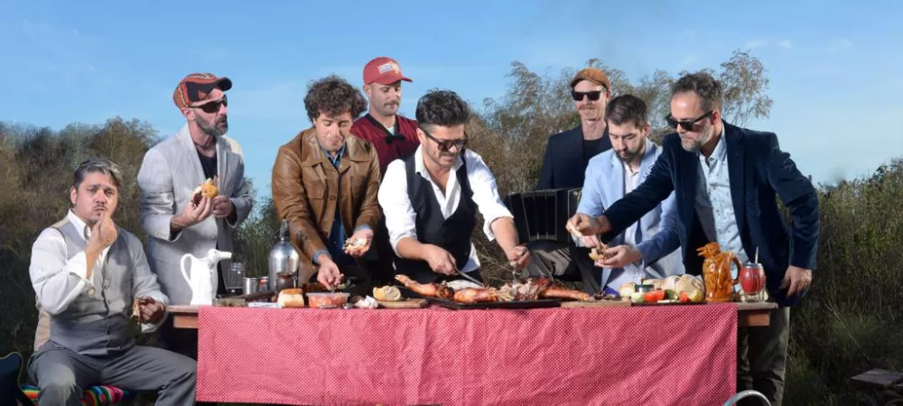 El Engrupe comiendo un lechón