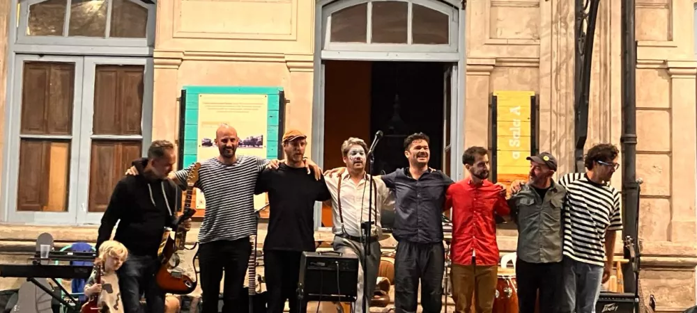 El Engrupe saluda al publico finalizando un concierto en el playón de 71 y 17