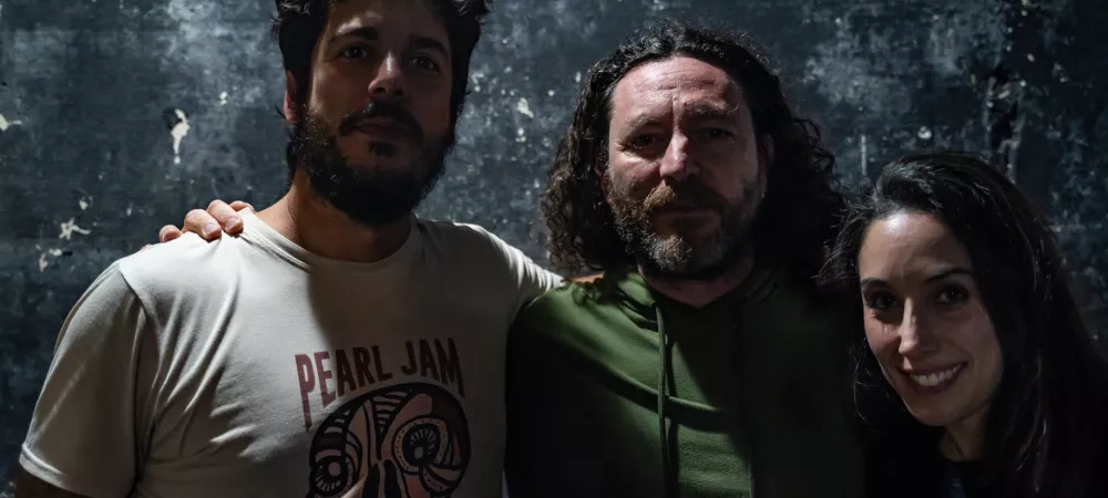 EL MÁS ACÁ: Sol Gómez, bajo. Leo Farinola, batería. Seba Fernández, voz y guitarra