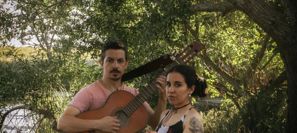 Ambos integrantes mirando hacia el frente