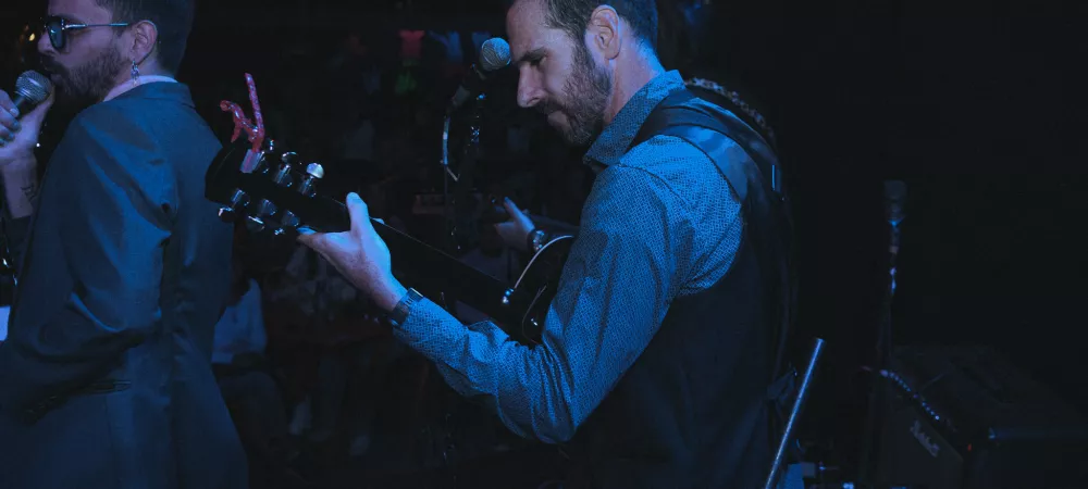 Julián Borrillo (Guitarras Acústicas y coros)