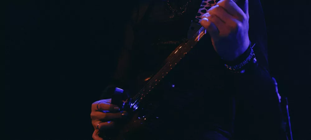 Flor Kenis (Guitarra Eléctrica y coros)