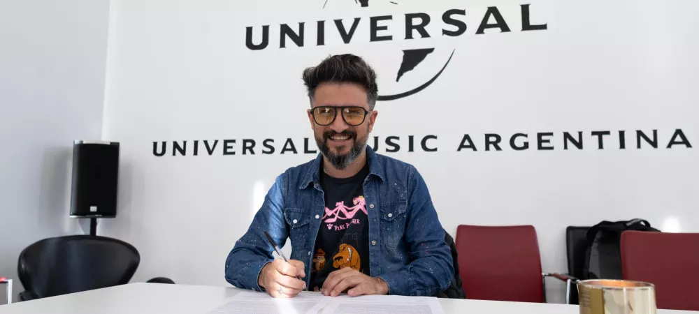 Firmando mis canciones en la editorial universal.