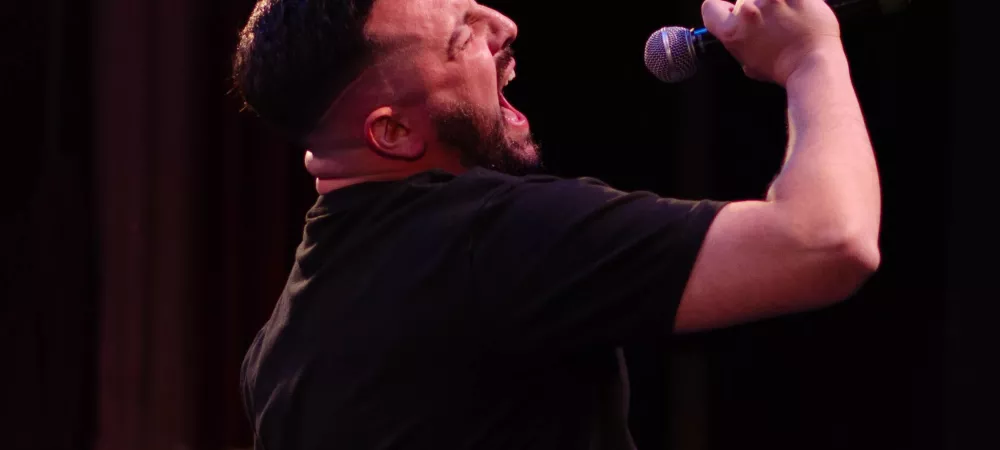 Ezequiel Varano cantando en el Teatro Coliseo Podestá con la Orquesta sinfónica juvenil Bonaerense en el homenaje a Gustavo Cerati.