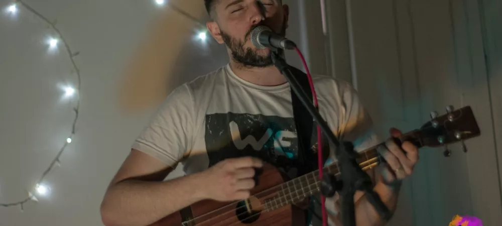 Ezequiel Varano tocando en vivo en el ciclo Cancionistxs