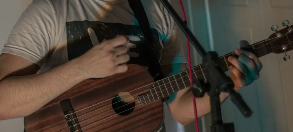 Ezequiel Varano tocando en vivo en el ciclo Cancionistxs