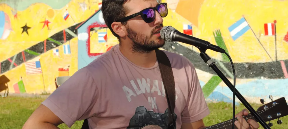Ezequiel Varano tocando en jornada en defensa de la educación pública.