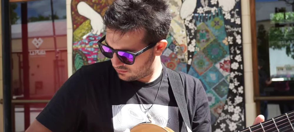 Ezequiel Varano tocando en vivo en el Centro Cultural Islas Malvinas.