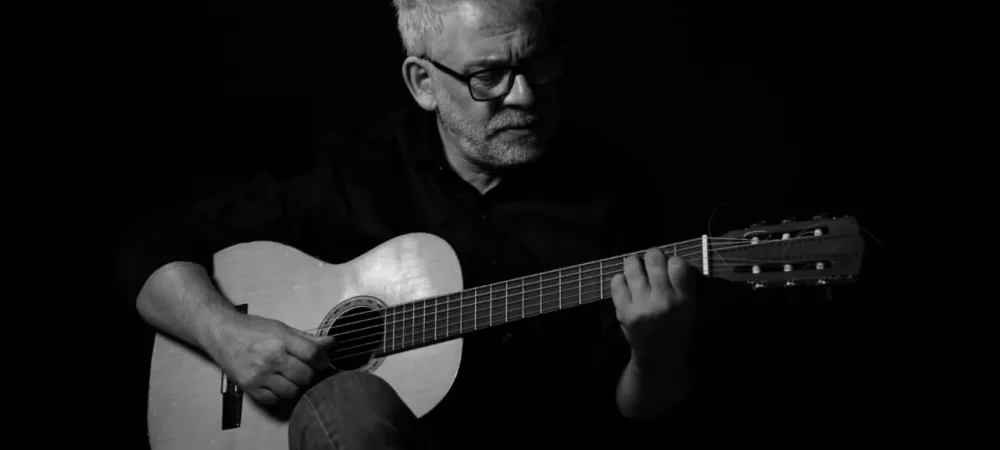 Pisano, cantautor, presenta un repertorio de canciones que movilizan desde la sensibilidad y la emoción