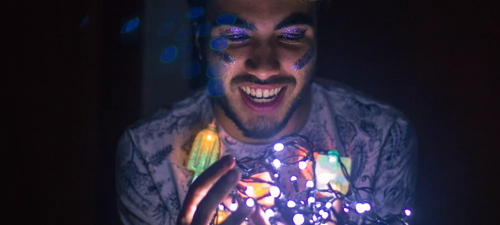 Iluminado por lucecitas sutiles.