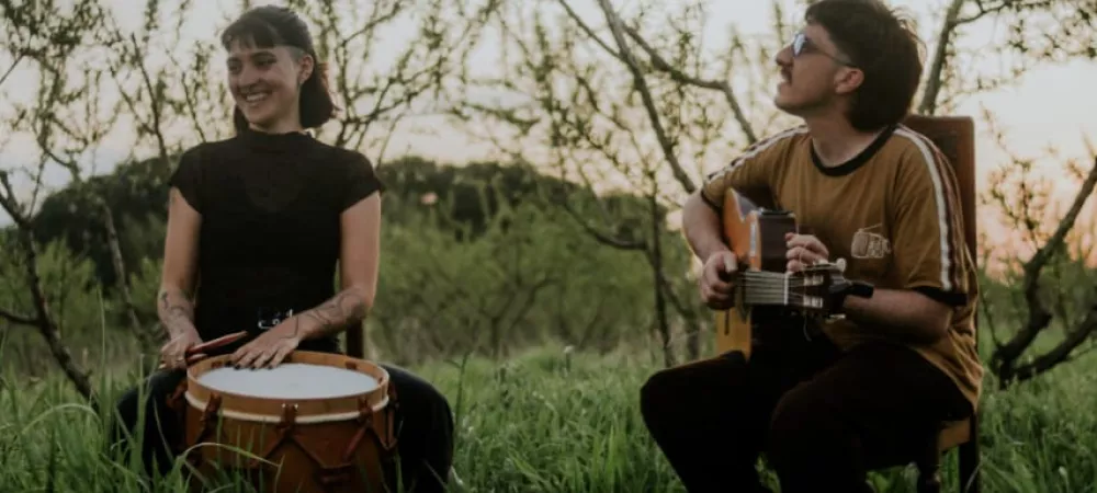 Funga Dúo preparándose para una sesión en el campo