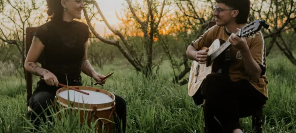 Funga Dúo cantando en una sesión en un monte de duraznos