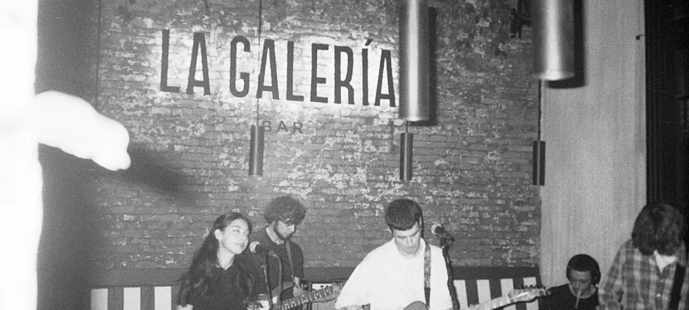 Granma tocando en La Galería