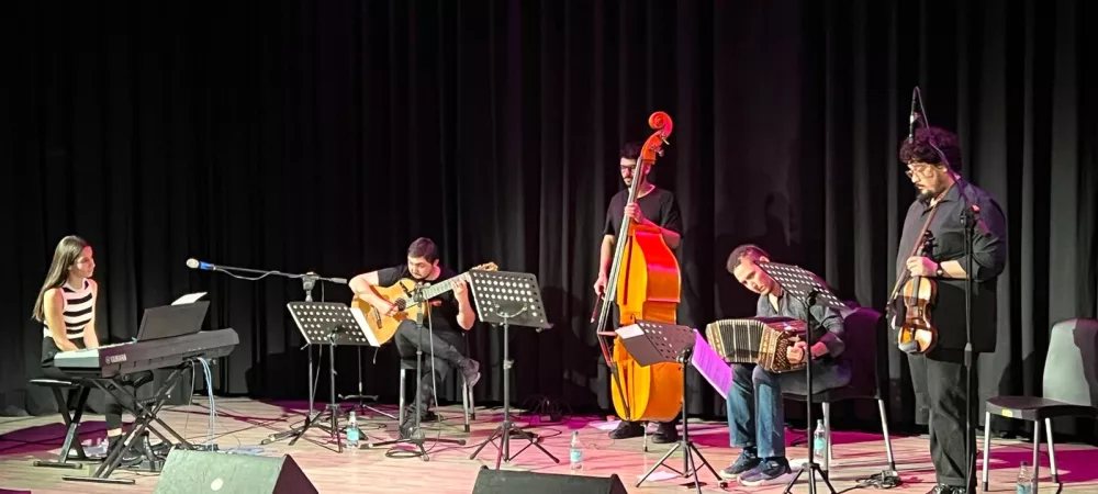 Presentación en vivo en  el Teatro de Castelli el 31 de agosto de 2023