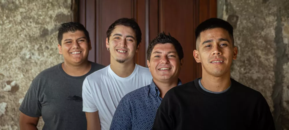 Somos un cuarteto vocal de la ciudad de Olavarria. Jeremías Vivas en primera voz, Marcos Herrera en vientos y voz, Augusto Castañares en primera guitarra y voz y Lucas Laurin en segunda guitarra y voz, los integrantes del conjunto.