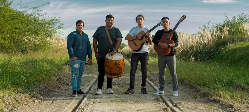 Somos un cuarteto vocal de la ciudad de Olavarria. Jeremías Vivas en primera voz, Marcos Herrera en vientos y voz, Augusto Castañares en primera guitarra y voz y Lucas Laurin en segunda guitarra y voz, los integrantes del conjunto.