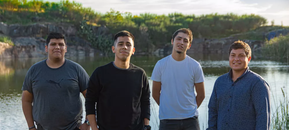 Somos un cuarteto vocal de la ciudad de Olavarria. Jeremías Vivas en primera voz, Marcos Herrera en vientos y voz, Augusto Castañares en primera guitarra y voz y Lucas Laurin en segunda guitarra y voz, los integrantes del conjunto.