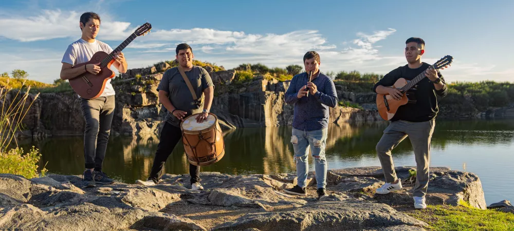 Somos un cuarteto vocal de la ciudad de Olavarria. Jeremías Vivas en primera voz, Marcos Herrera en vientos y voz, Augusto Castañares en primera guitarra y voz y Lucas Laurin en segunda guitarra y voz, los integrantes del conjunto.
