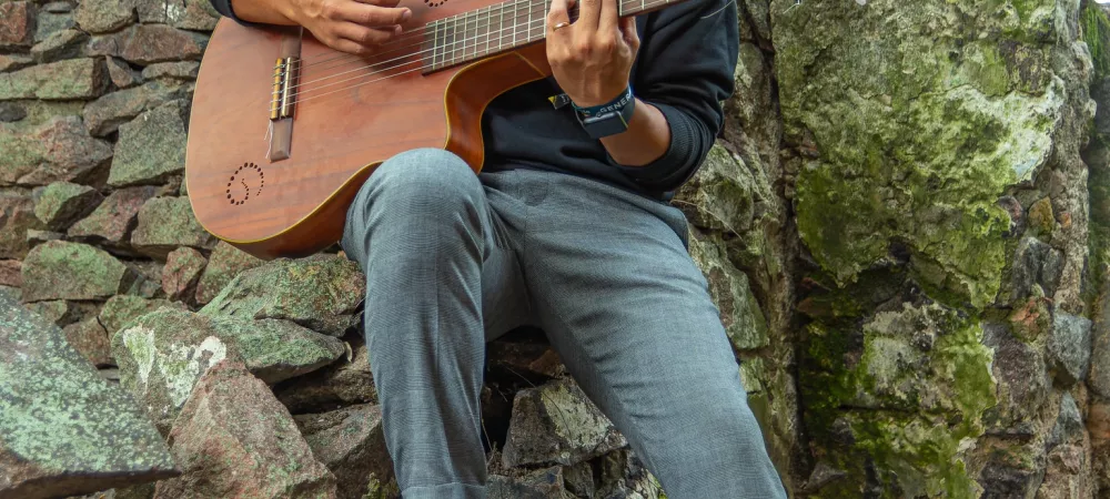 Somos un cuarteto vocal de la ciudad de Olavarria. Jeremías Vivas en primera voz, Marcos Herrera en vientos y voz, Augusto Castañares en primera guitarra y voz y Lucas Laurin en segunda guitarra y voz, los integrantes del conjunto.